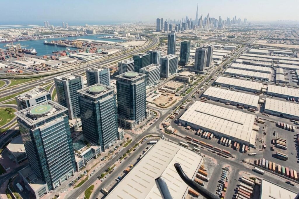 Luftaufnahme einer Dubai Freezone, mit Fokus auf Industrie- und Bürokomplexe, Helikopter-Perspektive