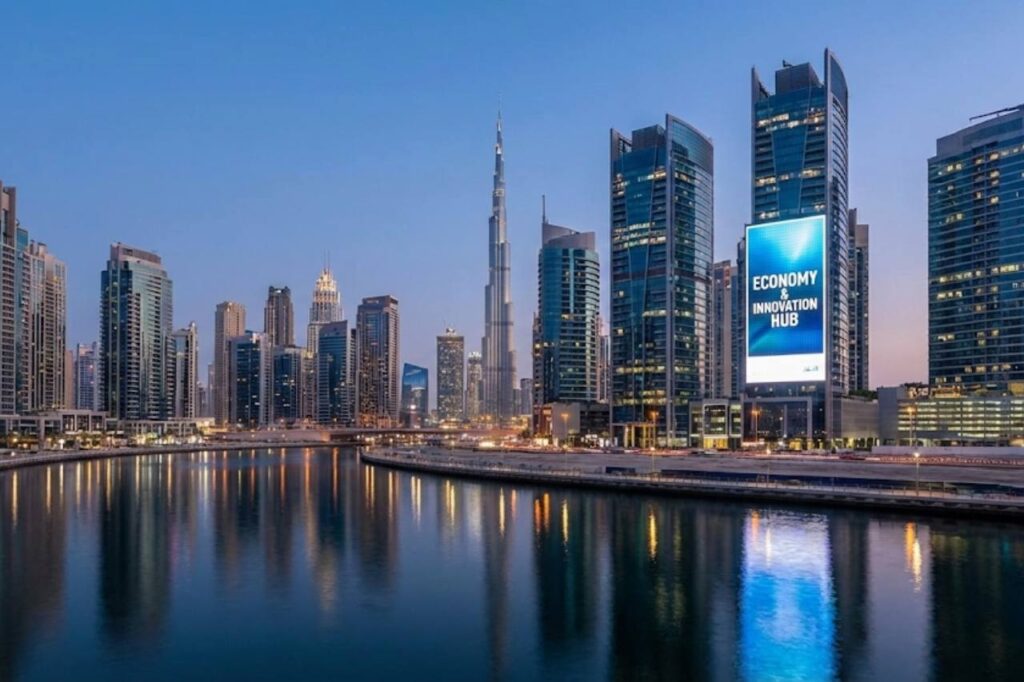 Skyline von Dubai mit Blick auf moderne Bürogebäude – Symbol für Wirtschaftskraft und Innovation