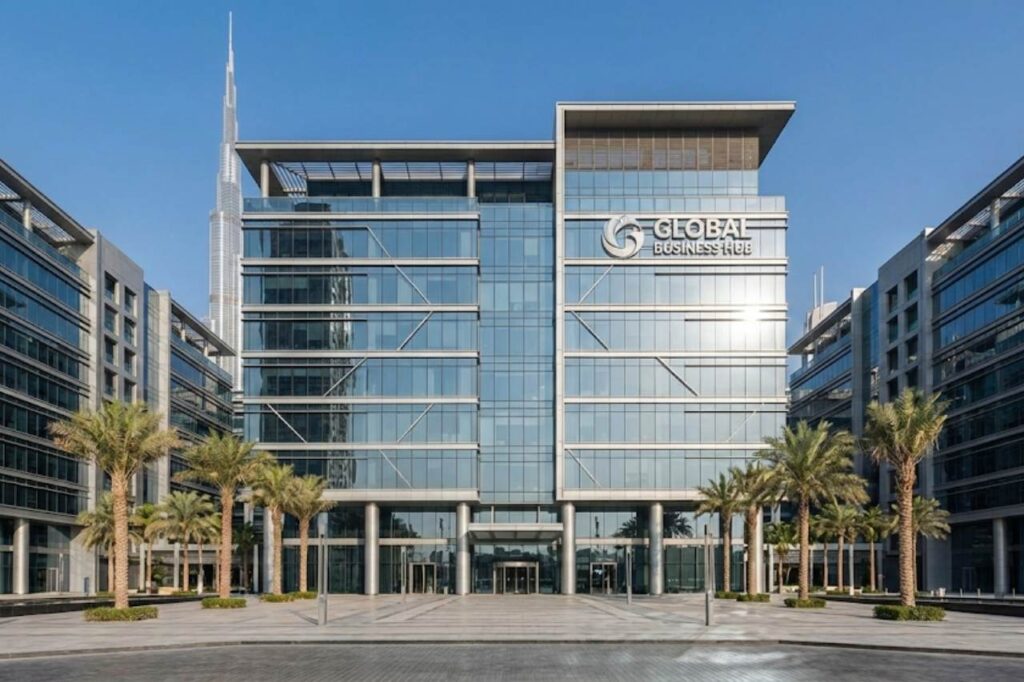 Moderner Bürokomplex in Dubai Downtown mit strahlend blauem Himmel, Perspektive von vorne, um den Firmensitzcharakter zu unterstreichen